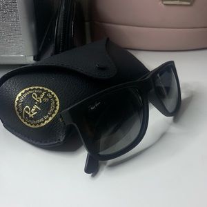 Barely worn, no scratches, great condition